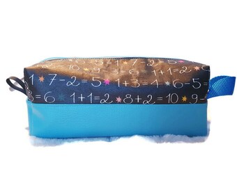 Trousse de toilette , trousse de voyage, trousse pour maitre ou maitresse "les calculs en bleu "