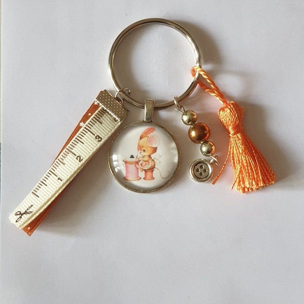 Porte clefs, grigri, bijou de sac "La souris couturière"