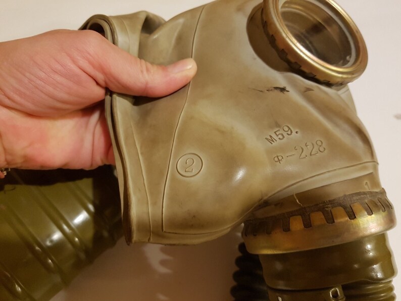 Vieja Máscara De Gas Militar Foto De Archivo - Imagen De Militar Viejos Oficiales Militares Mascarilla Que Estaba En Servicio Con El Ejército Soviético Finales 208932058