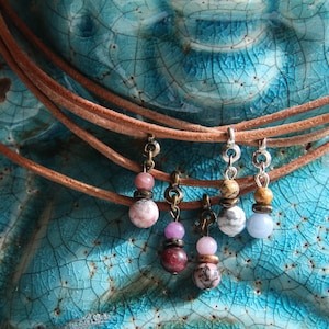 Short leather necklace with charm
