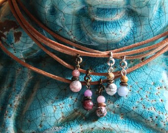 Short leather necklace with charm