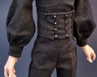 Corsé gótico con pedrería para muñeco masculino - Monster G1 G3, Rainbow, Obitsu, Creatable World. Ropa de alta costura para muñecos masculinos.