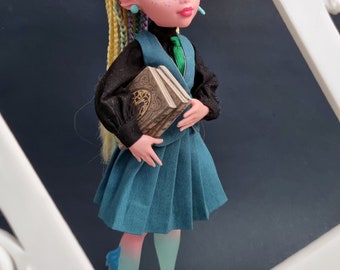 Green snake magic school outfit: blouse, pleated skirt, vest, tie - Monster, Ever after, OMG, Rainbow doll high fashion clothes