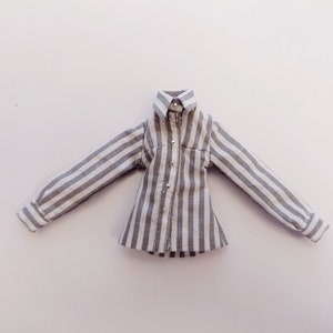 Camisa a rayas grises y blancas con velcro en la parte delantera - Ropa de alta costura para muñecas Monster G1 G3, Ever After, OMG, Rainbow y Obitsu imagen 2