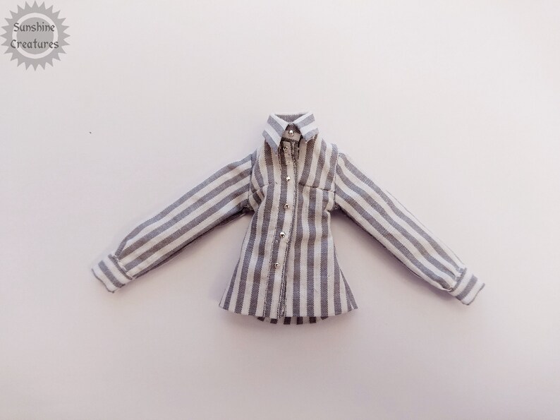 Camisa a rayas grises y blancas con velcro en la parte delantera - Ropa de alta costura para muñecas Monster G1 G3, Ever After, OMG, Rainbow y Obitsu imagen 2