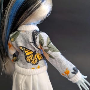 蝶のプリントが入ったジャージー素材の白いカーディガン - Monster G1 G3、Ever After、Rainbow、OMGドールのハイファッション服