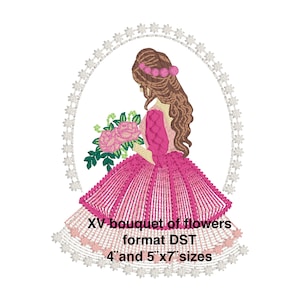 Peut inclure: Broderie représentant une fille en robe rose tenant un bouquet de fleurs. Le motif est dans un cadre ovale blanc avec une bordure en dentelle. Le texte "XV bouquet of flowers format DST 4" and 5"x7" sizes" est sous le motif.