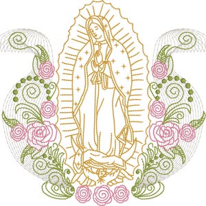 Puede incluir: Diseño bordado de la Virgen María en oro, con las manos juntas en oración. La imagen está rodeada de rosas rosas, hojas verdes y elementos decorativos. El diseño tiene un tema religioso.