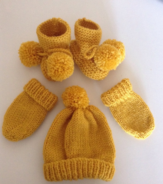 NEW HAND KNIT UNISEX RED BOBBLE POM POM HAT,MITTS AND BOOTIES SET IN NEWBORN