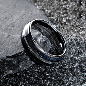 Alliance en carbure de tungstène de 8 mm, finition polie ou plaquée noire, avec incrustation de lapis-lazuli et de fausse météorite. GRAVURE LASER GRATUITE image 4