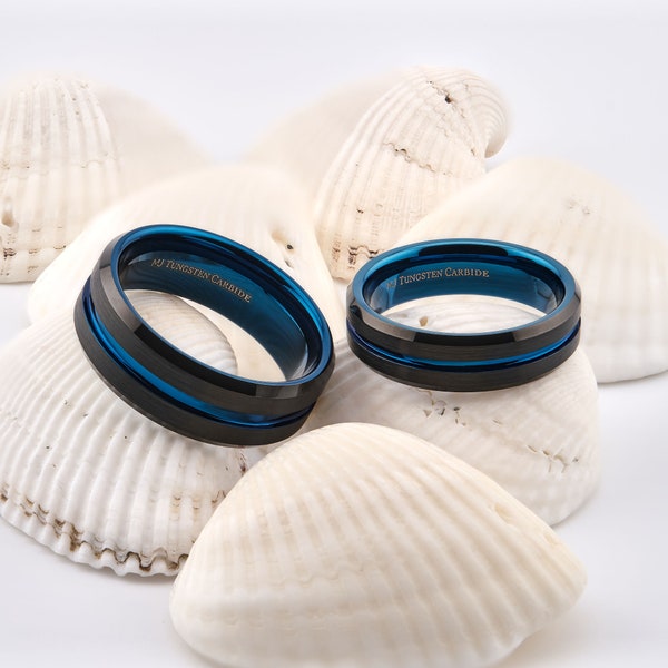 Alliance en carbure de tungstène 6 mm ou 8 mm plaquée noir et bleu avec anneau à rayures bleues. Gravure laser intérieure gratuite