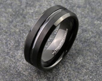 Anillo de bodas de carburo de tungsteno chapado en negro de 6 mm u 8 mm de ancho cepillado con bordes pulidos y ranura central. Grabado láser personalizado incluido