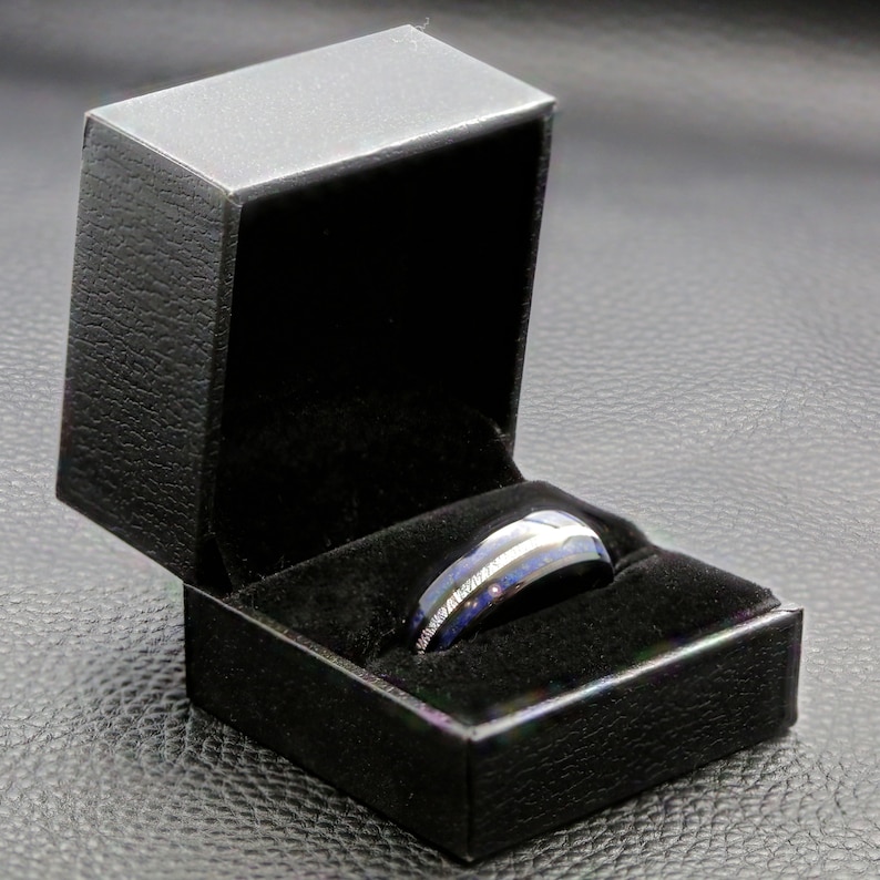 Alliance en carbure de tungstène de 8 mm, finition polie ou plaquée noire, avec incrustation de lapis-lazuli et de fausse météorite. GRAVURE LASER GRATUITE image 10