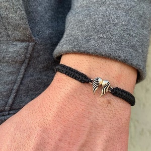 Engelsflügel Armband: Antik Silber Charm, verstellbare Makramee Schnur