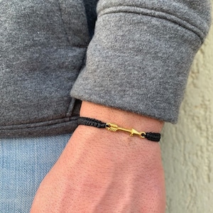 Bracciale con freccia in macramè: ciondolo placcato oro, cordino in cotone regolabile
