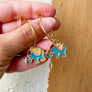 Créoles éléphant émaillées, bijoux porte-bonheur en plaqué or, fabriquées en Grèce