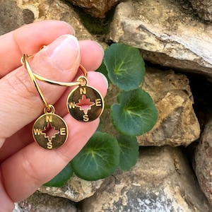 Orecchini a forma di bussola, orecchini a cerchio con bussola, orecchini da viaggio, orecchini nautici, gioielli con bussola, regalo per lei, realizzati in Grecia