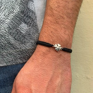 Bracciale portafortuna elastico con ciondolo quadrifoglio