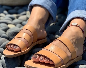 Handgjorda grekiska sandaler med läderremmar