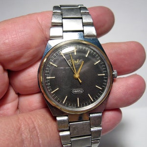 USSR RARE SLAVA 3056 wrist watch with quartz movement and unique All-In-One step motor !