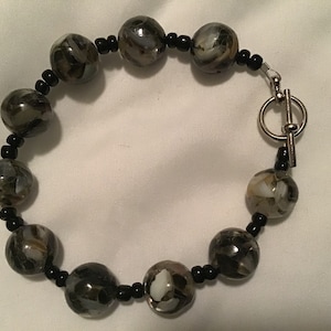 Black glass and resin shell beads bracelet, black and white bracelet