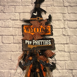 Appendino per porta di benvenuto di Halloween, appendino per ghirlanda di manici di scopa, appendino per porta con gamba di strega, decorazione murale di Halloween, arte per porte di Halloween