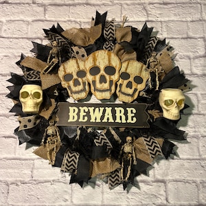 Skull n skeleton wreath, Halloween skull wreath, light up Halloween wreath, man cave wreath, skull wreath