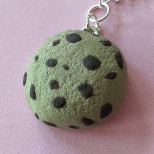 Handgemaakte miniatuur bedelketting met chocoladeschilferkoekje van polymeerklei