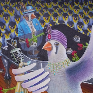 Puede incluir: Un pájaro con un turbante morado y un collar de joyas canta en un micrófono en un escenario con un piano y una multitud de pingüinos en el fondo.