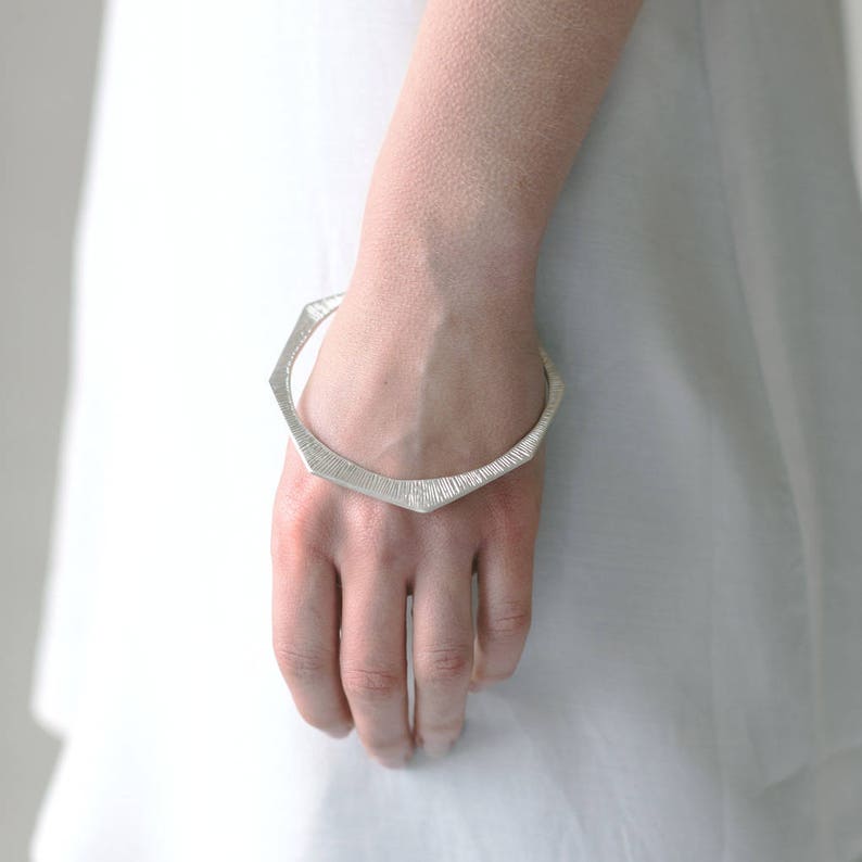 Silver sunrays bangle / Contemporary jewellery / Gift for women / Stackable bracelet image 3