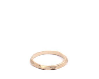 Facettiert 14K Gold minimalistische Ringband / moderne geometrische Schmuck / stapelbar Ring / Elegant