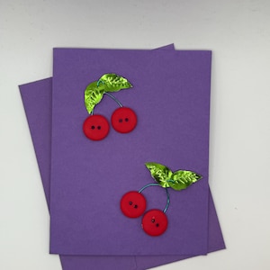 cartão roxo com cerejas vermelhas - Cartão para qualquer ocasião - roxo - em branco por dentro.