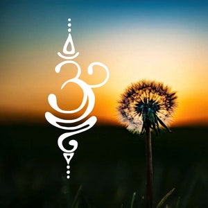 Könnte beinhalten: Ein weißes Om-Symbol mit einem Löwenzahn im Vordergrund und einem Sonnenuntergang im Hintergrund.