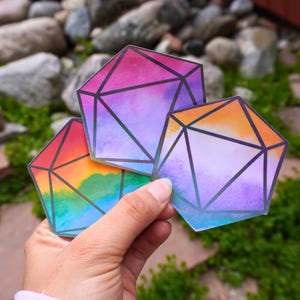 Aquarell Pride D20 Aufkleber | LGBTQ+ Würfel Sticker | Tabletop RPG Vinyl Aufkleber | Pride D&D Accessoire | TTRPG Geschenk für Gamer