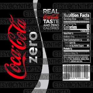 Puede incluir: Una lata de Coca-Cola Zero Azúcar con el texto "Real Taste and Zero Calories" en la parte delantera. La etiqueta de información nutricional indica 0 calorías por porción. La lata es negra con un logotipo de Coca-Cola plateado y rojo.
