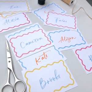 Naamkaartjes bruiloft 'Wave' Kleurrijke plaatskaarten voor je chique avondje, vrijgezellenfeest, vrijgezellenfeest. Handgeletterde naamkaartjes kalligrafie