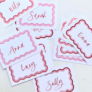 Marque-places pour mariage « DoubleWave » Marque-places colorés pour votre soirée chic, votre shower de mariage ou votre enterrement de vie de jeune fille. Cartes de visite calligraphiques avec lettres manuscrites