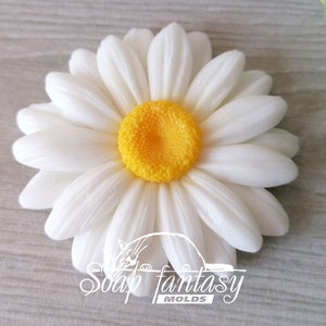 Puede incluir: Molde de silicona de flor de margarita blanca con centro amarillo. El molde está diseñado para crear flores de margarita de aspecto realista para la elaboración de jabón, manualidades de resina u otros proyectos.