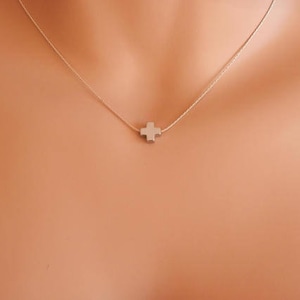 minuscule collier croisé en or