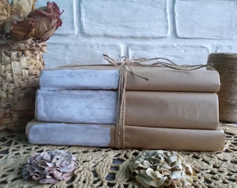 Pilha de livros rústica com escrita francesa, decoração shabby chic