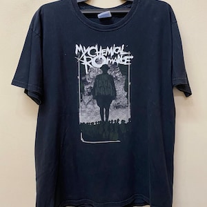 Könnte beinhalten: Schwarzes T-Shirt mit einem grafischen Aufdruck einer Band namens "My Chemical Romance" und dem Text "The Black Parade".