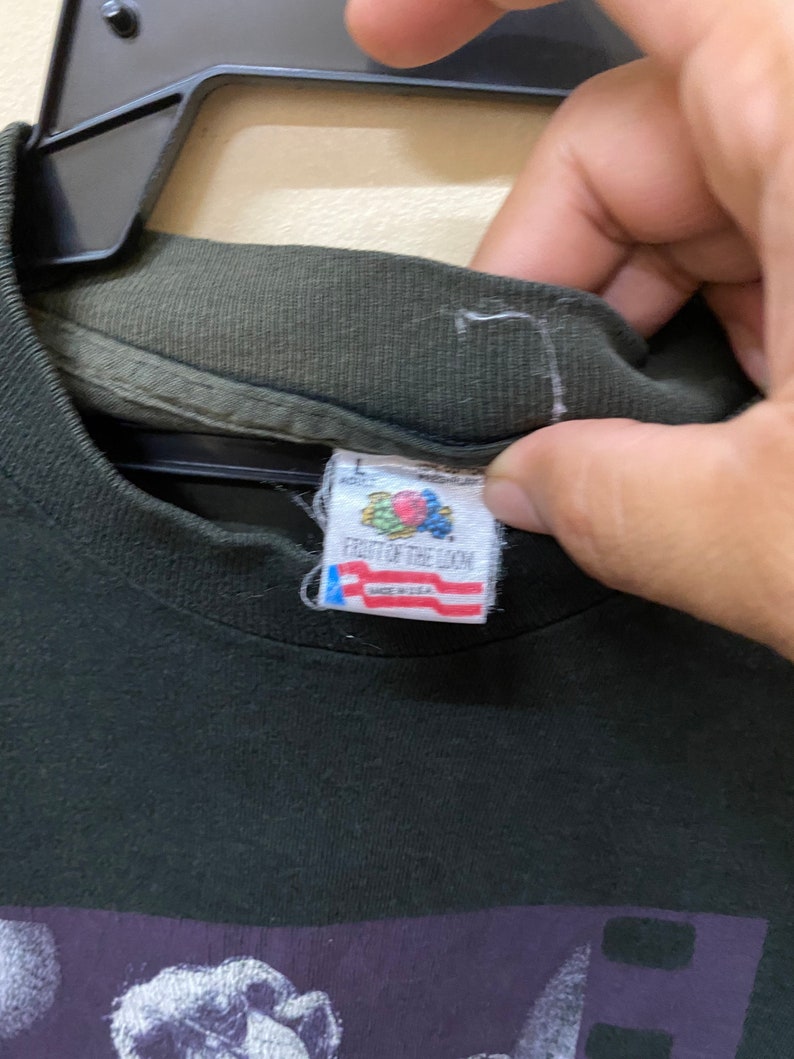 Pu&ograve; includere: Una maglietta nera con una stampa grafica di una creatura della laguna nera. La maglietta &egrave; realizzata da Fruit of the Loom ed &egrave; realizzata negli Stati Uniti.