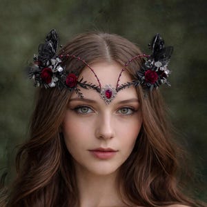 Corona di fata gotica Corona di fiori gotica bordeaux e nera Copricapo a farfalla nera con rose Tiara da sposa fantasy Tiara elfica immagine 1