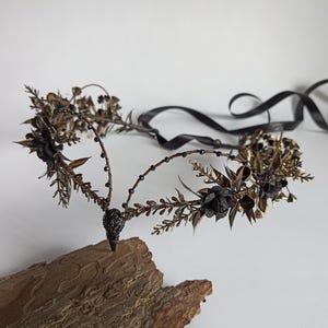 Gothic Forest gold Tiara with Black Flowers and Raven Skull – Fantasy Headpiece for Dark Elf, Witch, or Forest Queen Costume – Cosplay Crown