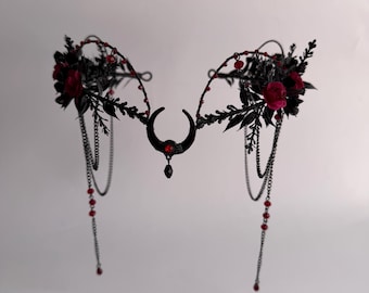 Couronne de roses gothiques avec croissant de lune noir et chaînes - Casque Dark Fantasy - Halo floral rouge et noir - Coiffe rituelle de sorcière