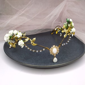 白い花と金の葉が付いたエルフの妖精の冠、エルフの花の冠のウェディング、エルフのティアラ