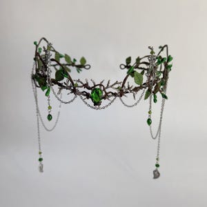 Elfenboskroon met groen kristal en kettingen, bosfee-tiara, druïdehoofddeksel, boskoninginkroon