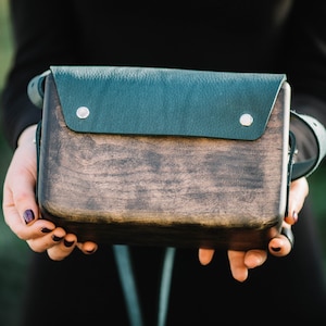 Über die Schulter Damentasche, süße Umhängetasche mit langem Henkel, Holz Leder Schultertasche, Holz Geldbörse, handgemachte Tasche, braun grüne Tasche
