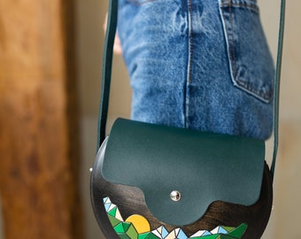 Grüne Umhängetasche, Halbmond Tasche, ethnische handbemalte Handtasche, einzigartige Umhängetasche, Tasche mit Bergen, Geldbörse mit Bergen, grüne Clutch