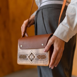Bolso bandolera de madera – Bolso de hombro de cuero – Diseño geométrico artesanal – Regalo ecológico para ella – Bolso estilo bohemio folk